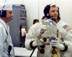 Neil Armstrong při zkoušení skafandru (1969) – NASA