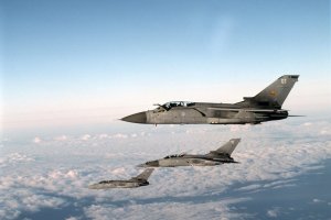 Přepadové stíhací letouny Panavia Tornado F3 britského královského letectva při skupinovém letu – Profimedia.CZ