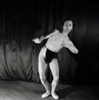 Francouzský mim Étienne Decroux (1898–1991) při pantomimickém cvičení, fotografie (1944) – Profimedia.CZ