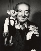 Josef Skupa s loutkami Spejbla a Hurvínka – volné dílo