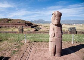 Tiwanaku – Andreas Wolochow / Shutterstock