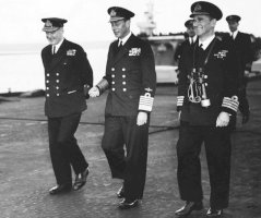 Král Jiří VI. v doprovodu námořních důstojníků – Museums Victoria / Unsplash