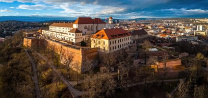 Letecký pohled na hrad Špilberk nad historickým centrem Brna v podvečerním světle – Alexey Fedorenko / Shutterstock