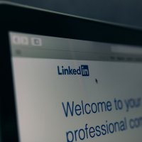 LinkedIn, sociální síť, zaměřená na nabídku a hledání v rámci profesionální kariéry, detail přihlašovací stránky – wutzkohphoto / Shutterstock