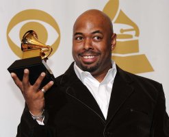 Americký hudebník Christian McBride s cenou Grammy za nejlepší jazzové album velkého orchestru The Good Feeling v tiskovém centru během 54. ročníku udílení cen Grammy, Staples Center, Los Angeles, USA, 12. února 2012 – Profimedia.CZ