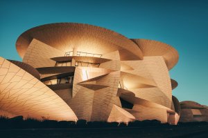 Národní muzeum Kataru v Dauhá v nočním osvětlení, architektura inspirovaná pouštní růží, 30. listopadu 2025 – frantic00 / Shutterstock