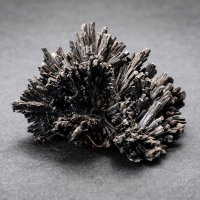 Antimonit, Rumunsko – Myriam B / Shutterstock