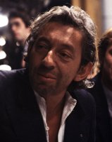 Francouzský zpěvák a skladatel Serge Gainsbourg při vystoupení v televizním pořadu Le Palmarès des chansons (1981) – Profimedia.CZ