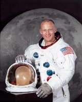 Edwin Eugene Aldrin, oficiální foto ve skafandru – NASA