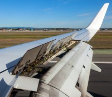 Detail nahoru vyklopeného spoileru na křídle letounu – Mehdi Photos / Shutterstock