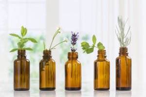 Některé z mnoha druhů esenciálních olejů, používaných např. v aromaterapii – JPC-PROD / Shutterstock