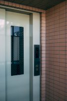 Výtah pro přepravu osob – Charles Deluvio / Unsplash