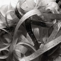 Děrné pásky po přečtení ve čtečce, v záchytném koši před opětovným navinutím (1966) – Profimedia.CZ