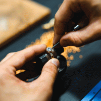 Zlatnictví, detail výroby šperku – Miha Creative / Shutterstock