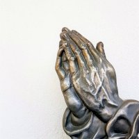 Symbol sepjatých rukou – Deb Dowd / Unsplash