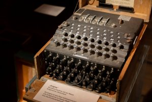 Enigma, šifrovací stroj - muzejní exponát, Námořní muzeum Hamburk – stockwars / Shutterstock