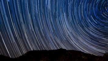 Dlouhá fotoexpozice rotující hvězdné oblohy, Lautasch, Rakousko – Paul Gilmore / Unsplash