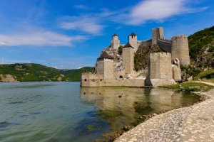 Golubacká pevnost na jižním břehu Dunaje, Srbsko – Brookgardener / Shutterstock