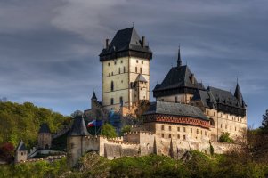 Hrad Karlštejn, gotický hrad založený Karlem IV. v roce 1348 – siloto / Shutterstock