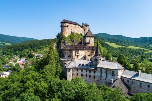 Letecký pohled na Oravský hrad v obci Oravský Podzámok na Slovensku – Profimedia.CZ
