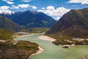 Brahmaputra protékající Tibetskou náhorní plošinou – Meiqianbao / Shutterstock