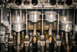 Řez čtyřválcovým pístovým strojem – jannoon028 / Shutterstock