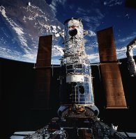 Hubbleův vesmírný dalekohled (HST) na pozadí Madagaskaru uložený v nákladovém prostoru raketoplánu Endeavour po jeho zachycení k opravě astronauty mise STS-61. (4.12.1993) – NASA