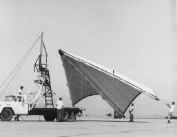 Testování rogallo křídla vyvinutého Francisem Rogallem ve spolupráci s firmou Ryan Aeronautical – Profimedia.CZ