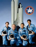 STS-5, Vance D. Brand (druhý zleva), velitel mise STS-5; Robert F. Overmyer (druhý zprava), pilot; a Joseph P. Allen (vlevo) a William B. Lenoir, oba specialisté mise. (31.8.1982) – NASA