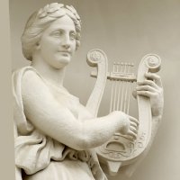 Socha ženy, hrající na lyru – aleksandr4300 / Shutterstock
