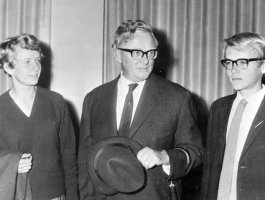 Abram Fischer se svými dětmi (Lisa, Paul), Johannesburg, 14. 12. 1964 – Profimedia.CZ