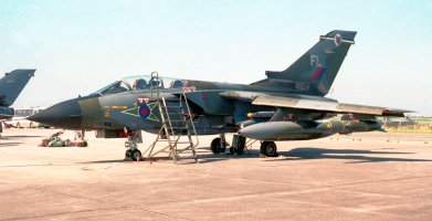 Protilodní úderný letoun Panavia Tornado GR1B ZA492 od 12. perutě britského královského letectva na základně RAF St Mawgan, 10. září 1997 – The Peter Butt Aviation Collection / Mary Evans Picture Library / Profimedia.CZ