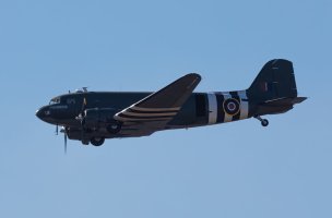 Transportní letoun Douglas C-47 Dakota ZA947 jednotky Battle of Britain Memorial Flight v historickém zbarvení stroje „Kwicherbichen“ – Wirestock Creators / Shutterstock