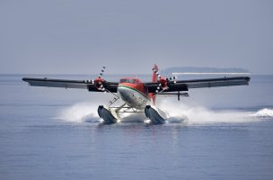 Letoun De Havilland Canada DHC-6 Twin Otter přistávající na plovácích – R McIntyre / Shutterstock
