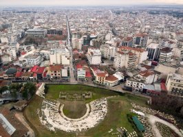 Larissa – johzio / Shutterstock