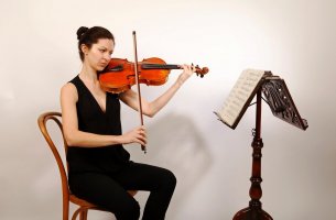 Hráčka na violu – Profimedia.CZ