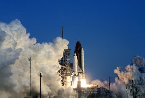 Raketoplán Space Shuttle, start 28.4.1991 – mark reinstein / Shutterstock