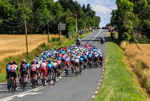 Peloton závodníků při závodu Tour de France, Levroux, Francie (1.6.2021) – Radu Razvan / Shutterstock