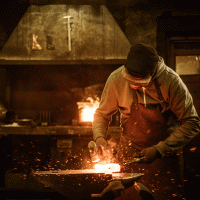 Kovářství, kovář kovající výkovek – Nejron Photo / Shutterstock