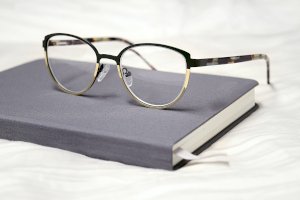 Brýle – Deena Englard / Unsplash