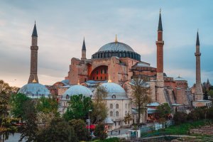 Hagia Sofia, Istanbul (2019) – Lovaphotos1 / Shutterstock