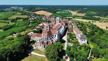 Vézelay – clemMtravel / Shutterstock