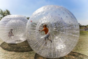Zorbing, dvě zorbingové koule s dětmi při hře – travelview / Shutterstock