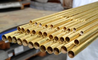 Mosazné trubky – Suryadarma2419 / Shutterstock