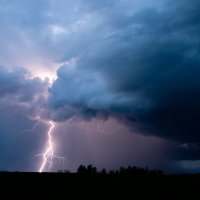 Bouřka s výbojem blesku – jctabb / Shutterstock