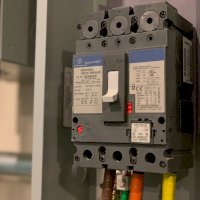 Třípólový jistič – Troy Bridges / Unsplash