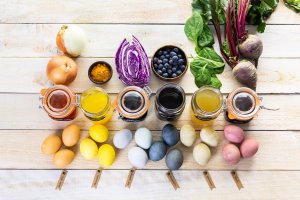 Vejce obarvená pomocí různých rostlinných barviv – Arina P Habich / Shutterstock