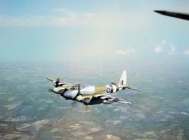 Britský stíhací bombardér de Havilland Mosquito FB Mk XVIII Tsetse za letu, Portreath, 8. května 1944, dodatečně kolorováno – Profimedia.CZ