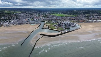 Deauville – FiveGoneSailing / Shutterstock