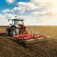 Kypření vrchní vrstvy půdy, mělká orba – oticki / Shutterstock